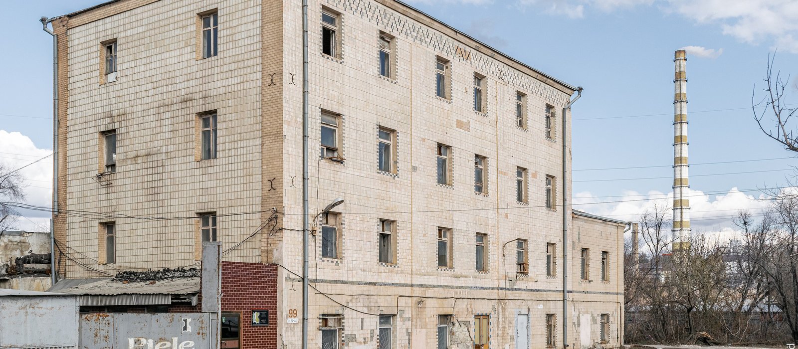 Clădire industrială cu fațadă de plăci și un coș de fum înalt, fabrica de prelucrare a pielii Piele din Chișinău