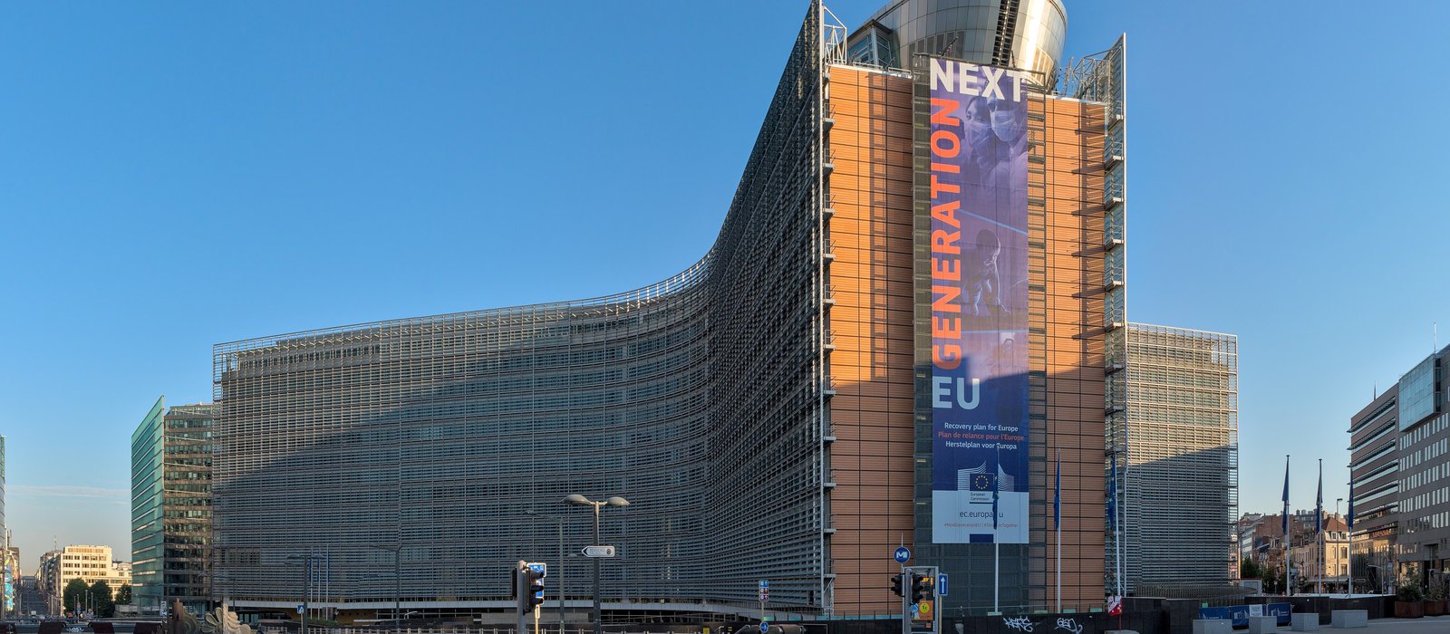 Clădirea Berlaymont din Bruxelles, sediul Comisiei Europene, sub cerul de zi