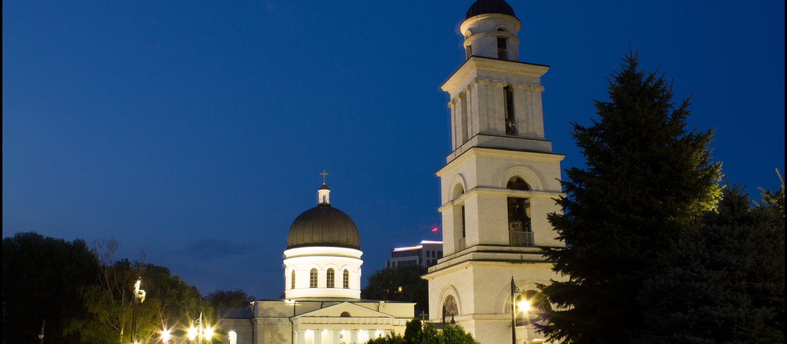 Catedrala Mitropolitană Nașterea Domnului și clopotnița ei, luminate noaptea în Piața Marii Adunări Naționale din Chișinău