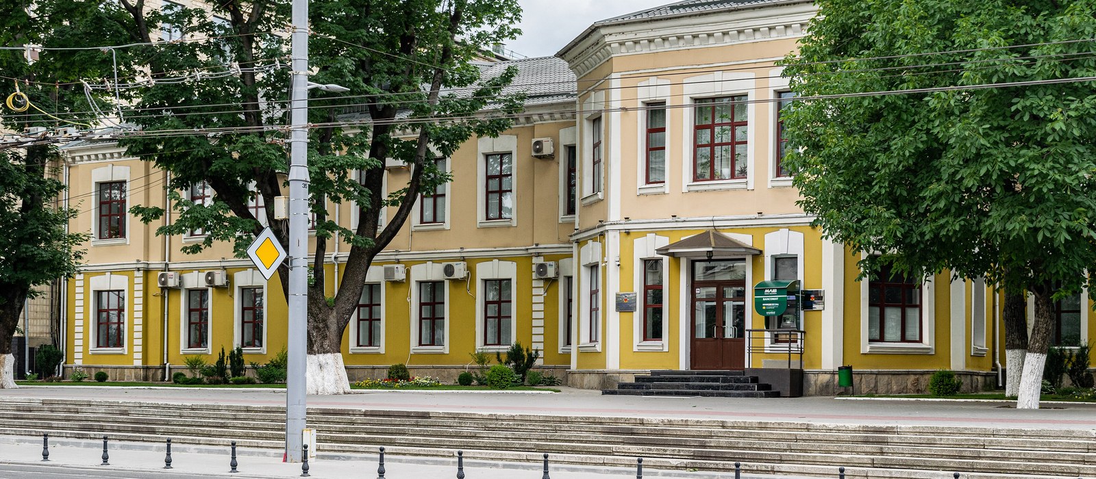 Clădirea Universității de Stat de Medicină și Farmacie Nicolae Testemițanu din Chișinău, văzută de la stradă