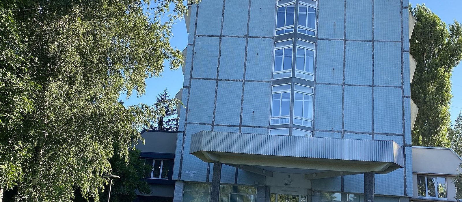 Clădirea principală a Universității Tehnice a Moldovei din Chișinău, văzută de pe stradă