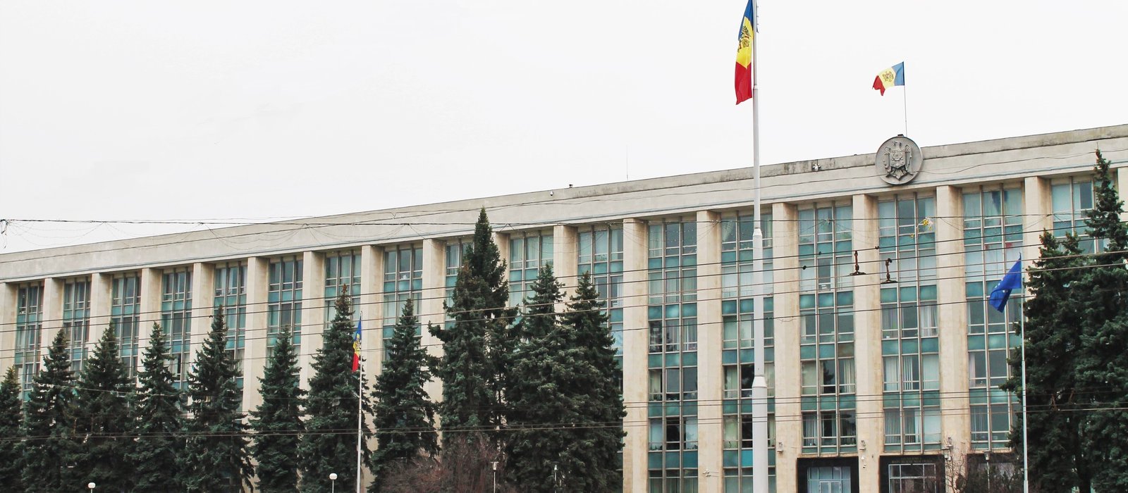 Clădirea Guvernului Republicii Moldova din Chișinău, în fața pieței