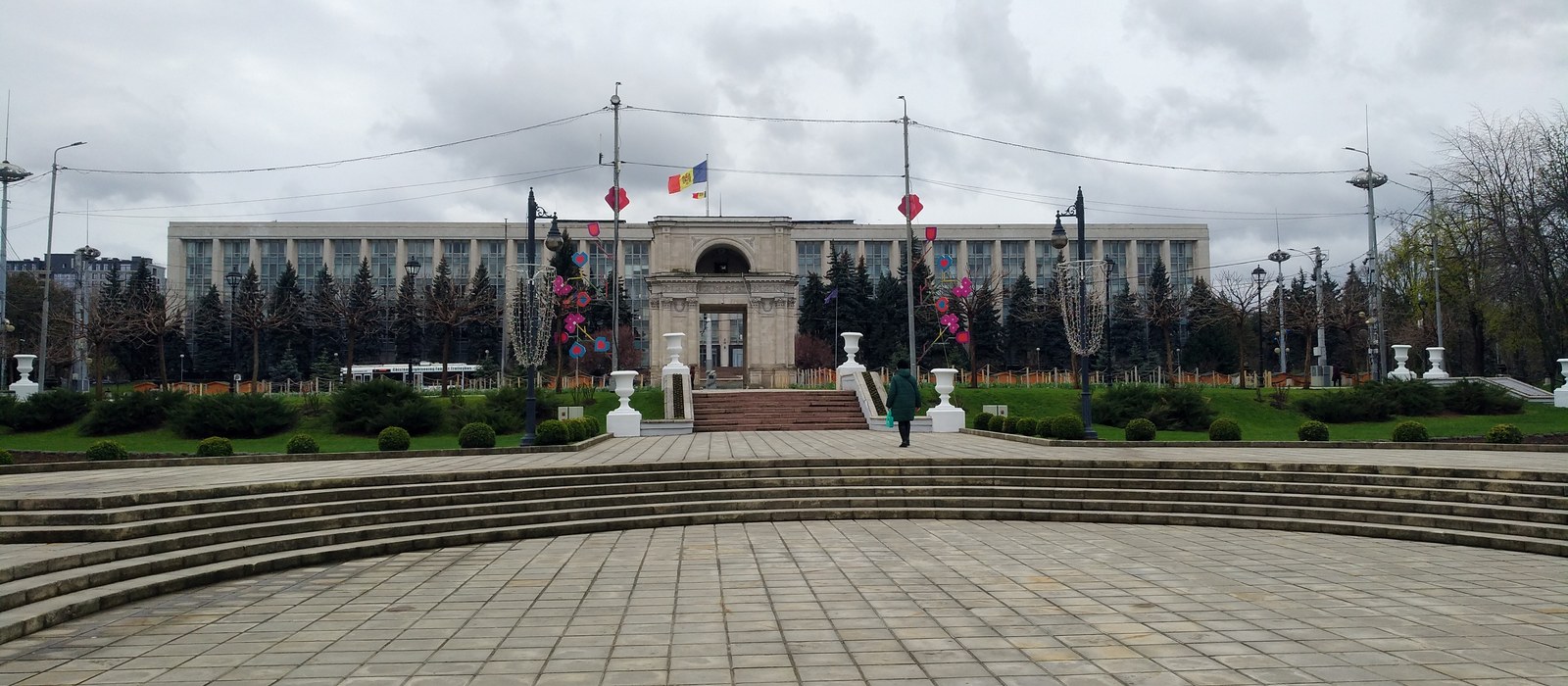 Clădirea Guvernului Republicii Moldova din Chișinău, văzută de lângă Arcul de Triumf
