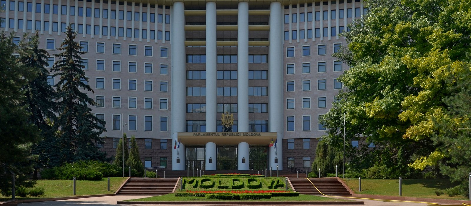 Intrarea în clădirea Parlamentului Republicii Moldova, cu inscripția MOLDOVA din flori în fața scărilor