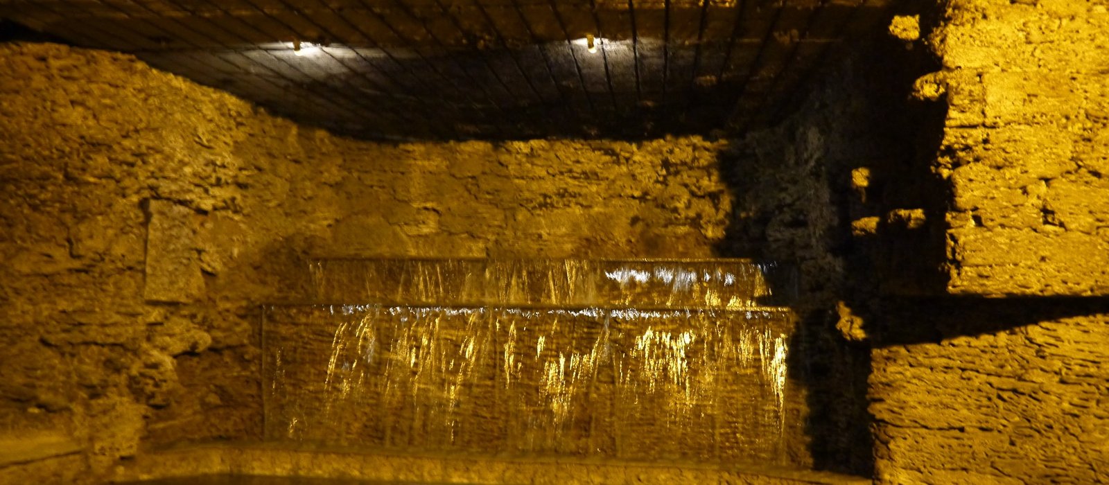 Galerie subterană cu rafturi de sticle de vin în pivnițele de la Mileștii Mici, lângă Chișinău