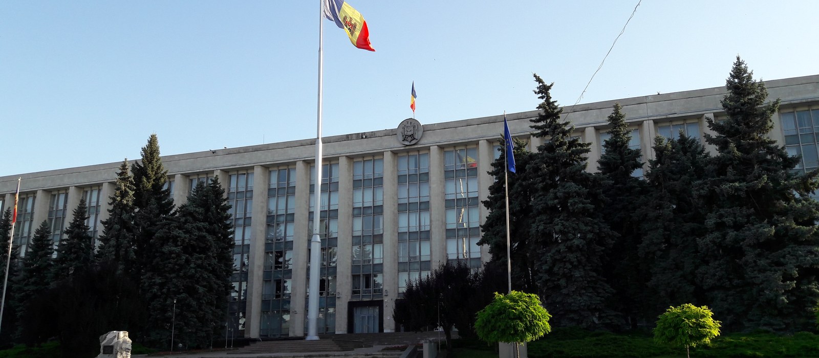 Clădirea Guvernului Republicii Moldova din Chișinău, văzută din față, sub cer senin