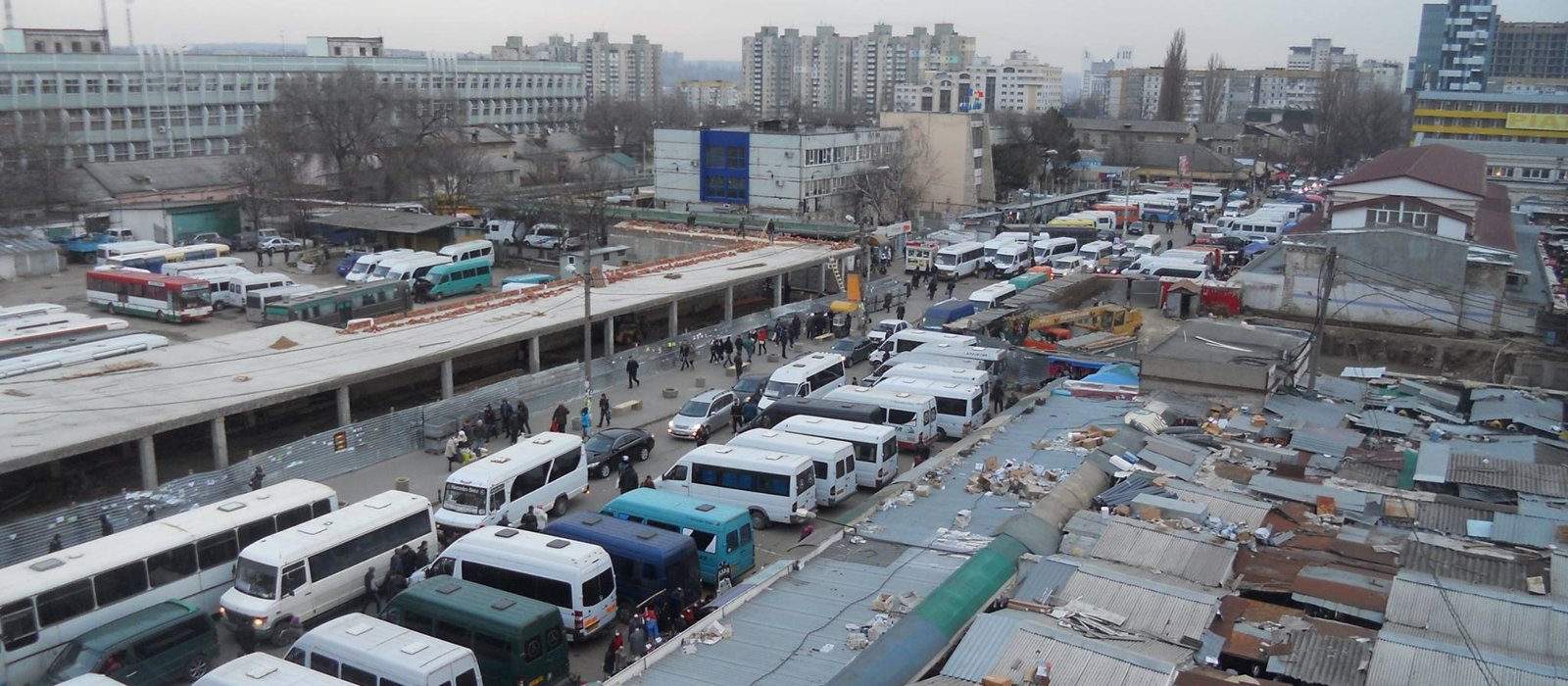 Vedere aeriană asupra Pieței Centrale din Chișinău, cu acoperișurile pavilioanelor și străzile din jur