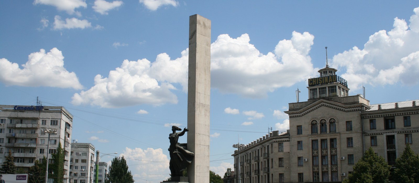Piața din centrul Chișinăului, cu monumentul înalt și hotelul Chișinău în dreapta