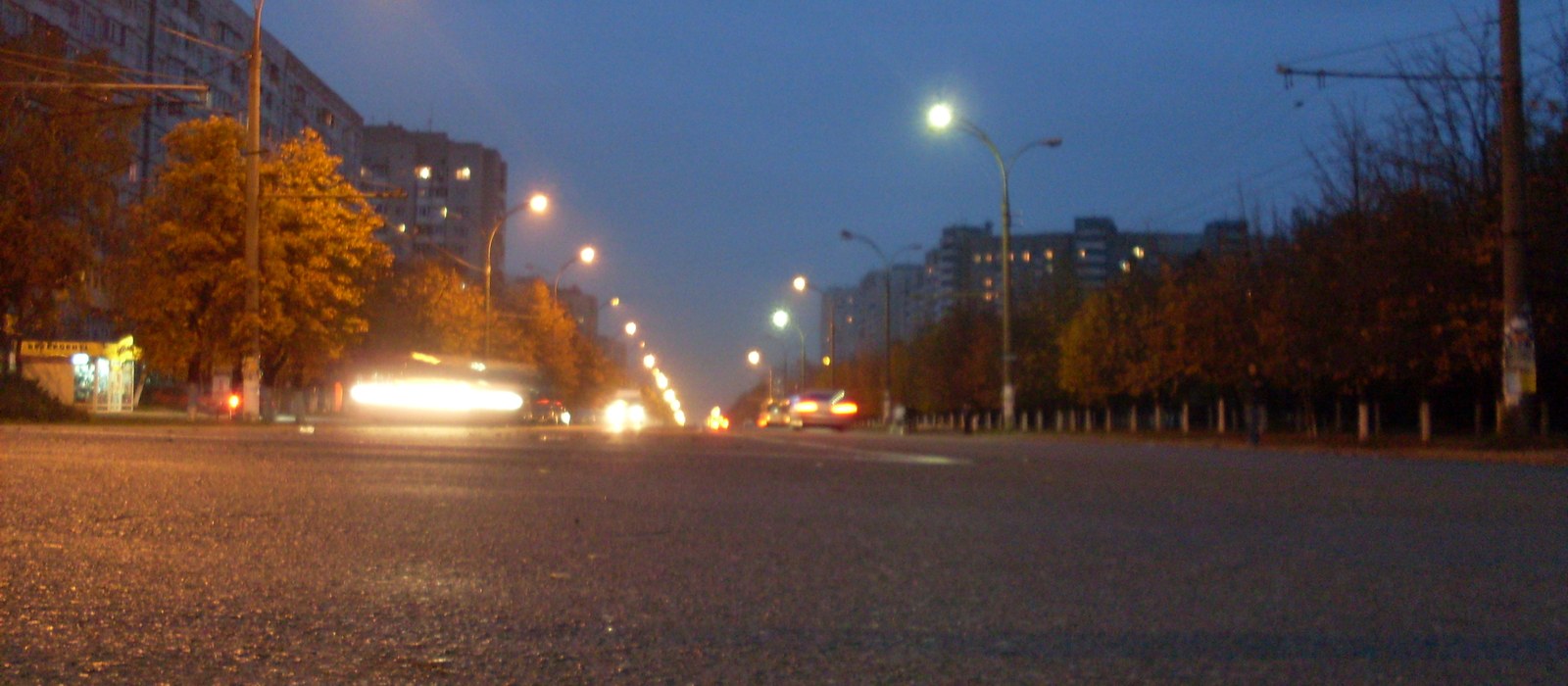 Bulevardul Moscova din Chișinău noaptea, cu blocuri și mașini luminate de stâlpii de pe stradă