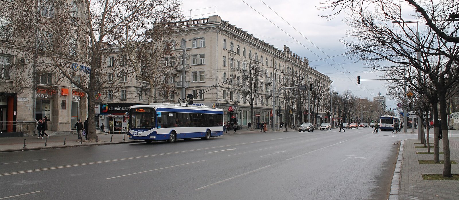 Bulevardul Ștefan cel Mare din Chișinău, cu clădiri de birouri și trafic