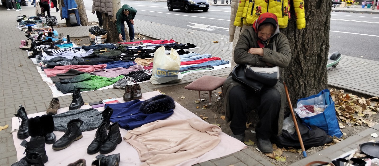 Vânzători ambulanți cu produse expuse pe o stradă din sectorul Buiucani, Chișinău