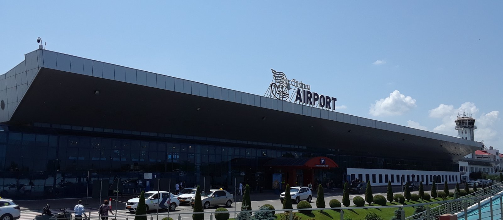 Terminalul Aeroportului Internațional Chișinău, văzut din fața clădirii