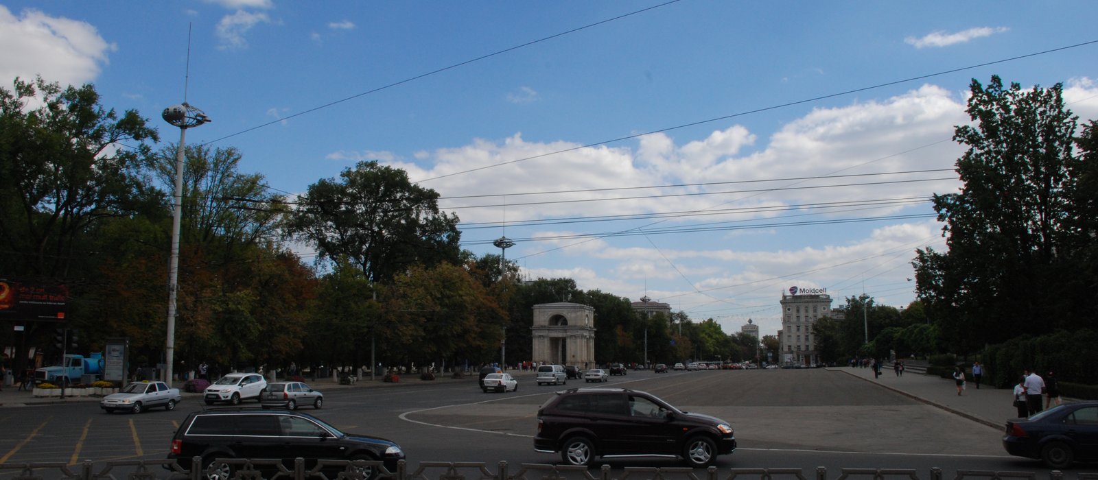 Piața Marii Adunări Naționale din Chișinău, cu Arcul de Triumf în fundal, într-o zi cu soare