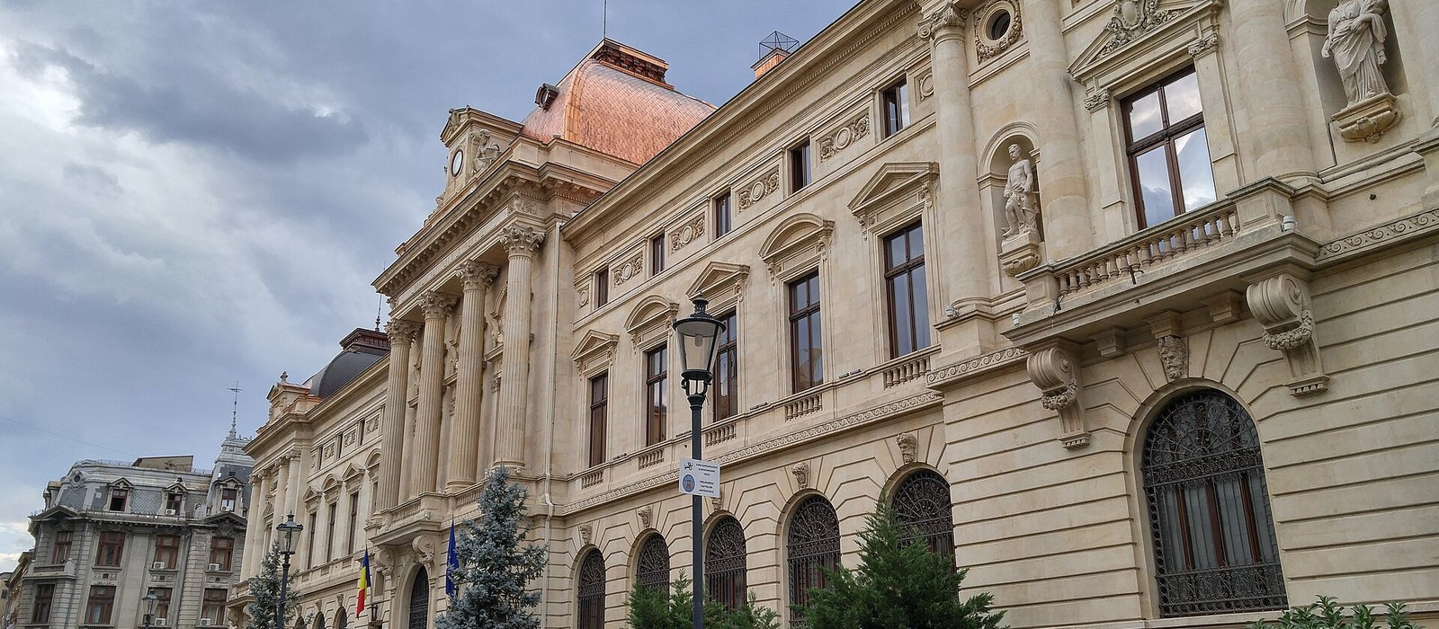 Clădirea veche a Băncii Naționale a României din București, cu fațada din piatră și coloane