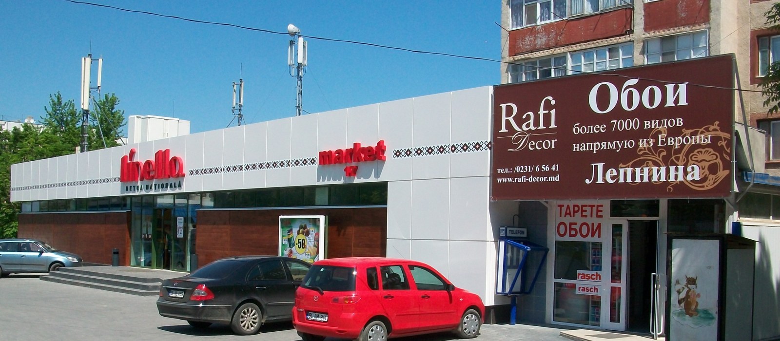 Fațada unui supermarket Linella din Bălți, cu intrarea și parcarea în fața clădirii