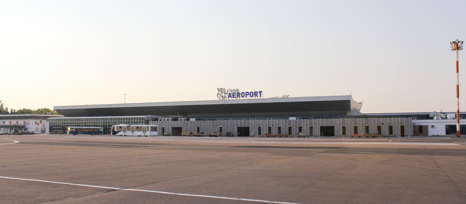 Pista Aeroportului Internațional Chișinău văzută dinspre terminal