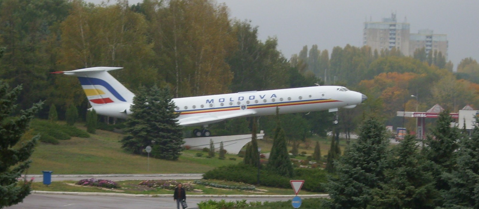 Fațada terminalului Aeroportului Internațional Chișinău, cu intrarea și mașini parcate în față