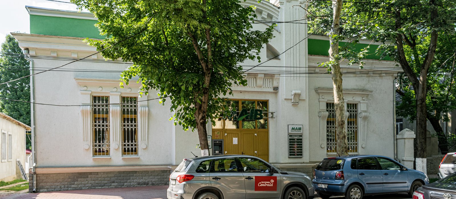 Filiala Moldova Agroindbank din Orhei, clădire cu etaj și fațadă gri, cu sigla băncii montată deasupra intrării