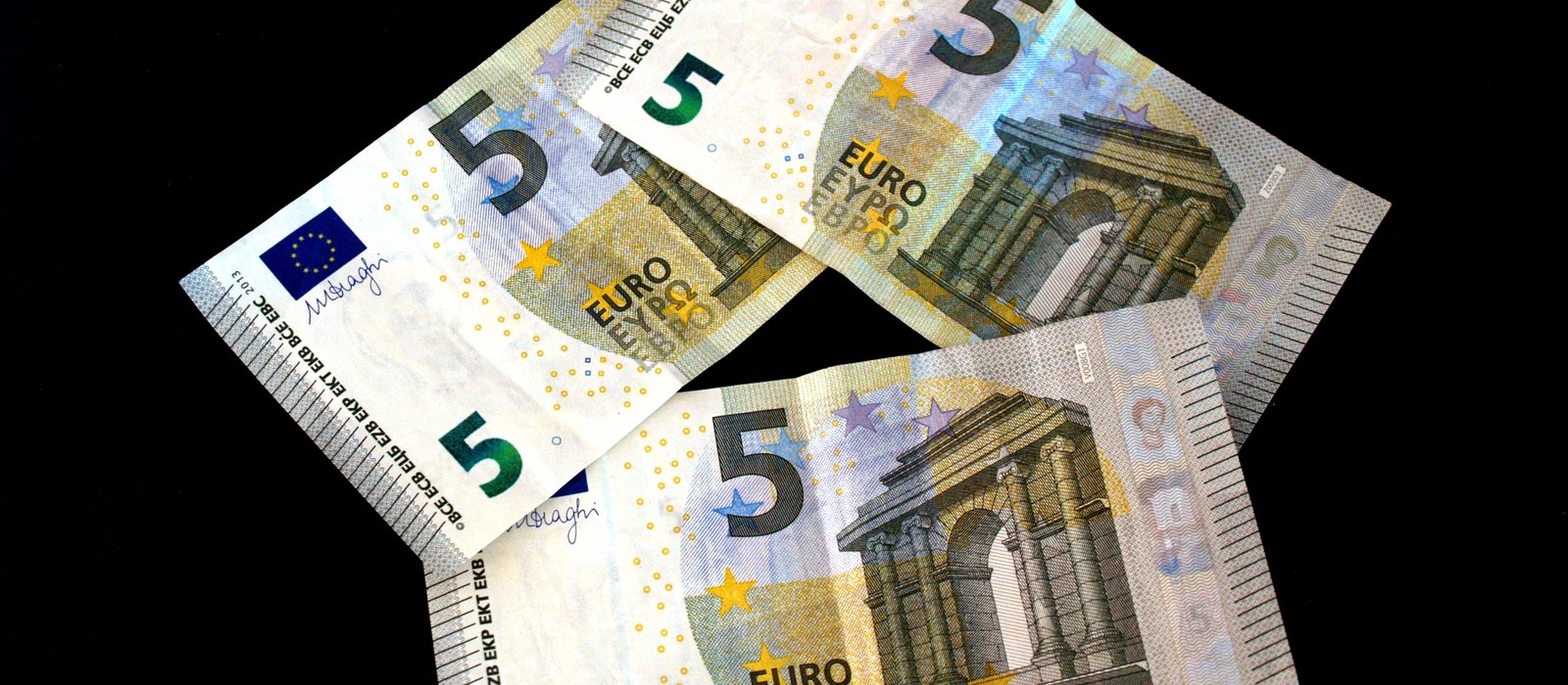 Bancnote de 5 euro din noua serie, așezate în evantai