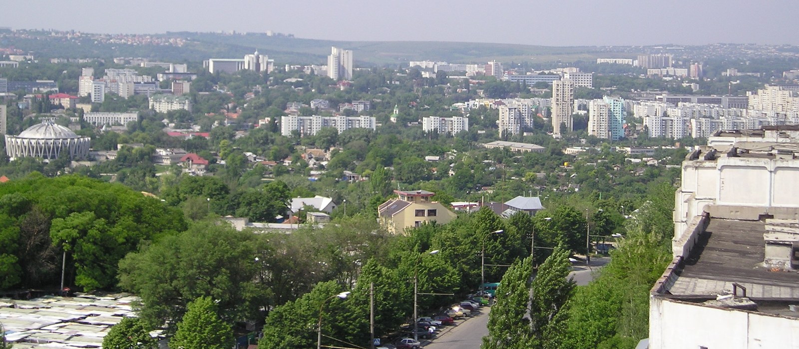 Vedere peste Chișinău, cu blocuri de locuințe și parcuri în sectorul Rîșcani