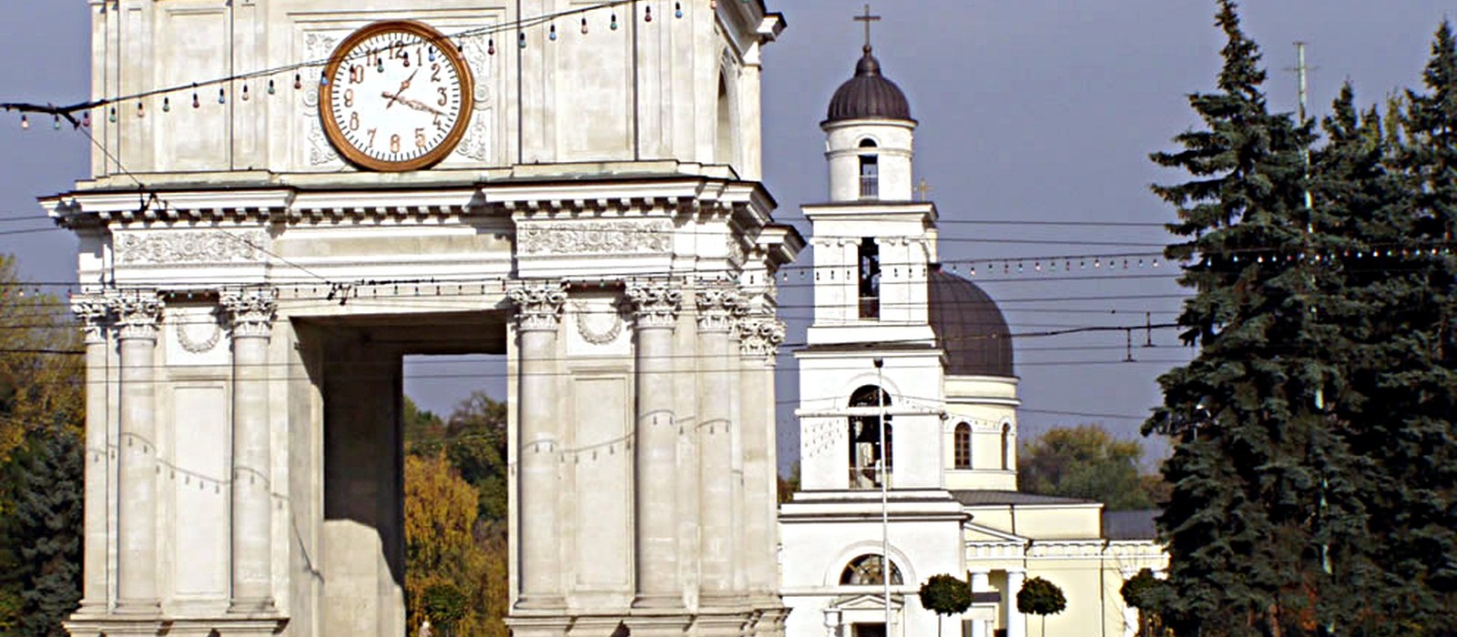 Arcul de Triumf, clopotnița și catedrala din centrul Chișinăului