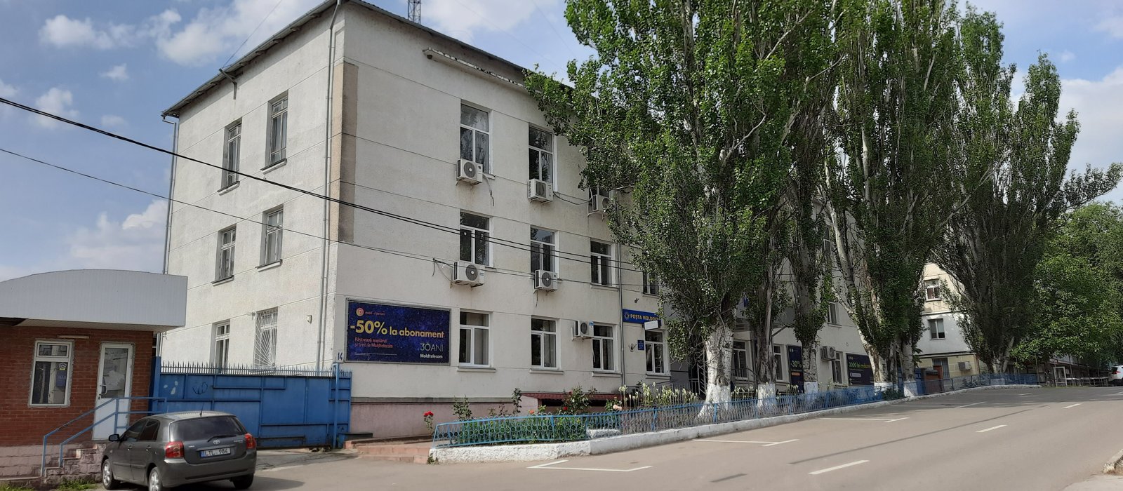 Clădirea de birouri a Moldtelecom din Chișinău, cu fațadă înaltă și antene pe acoperiș