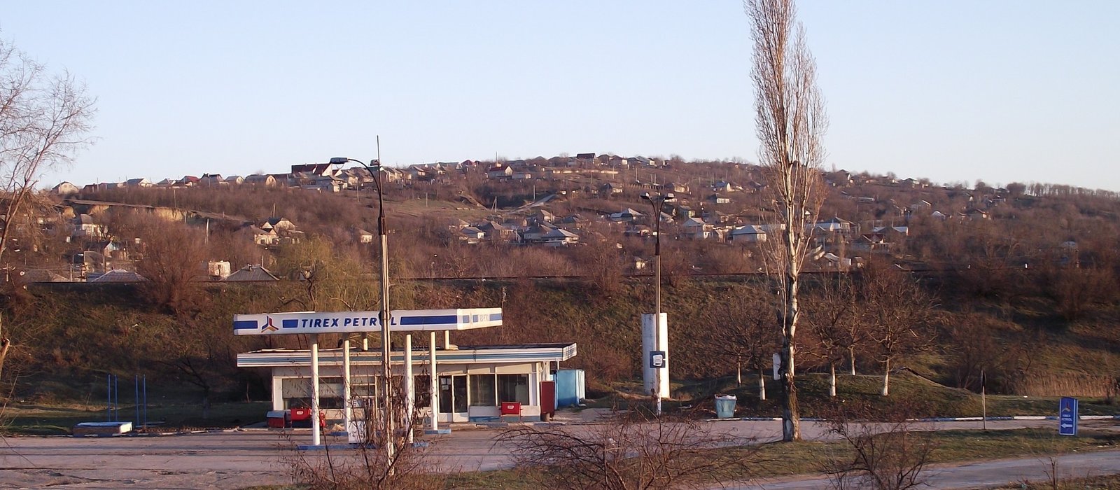Stație de alimentare R2 din Chișinău, cu pompele de carburant și copertina în prim-plan