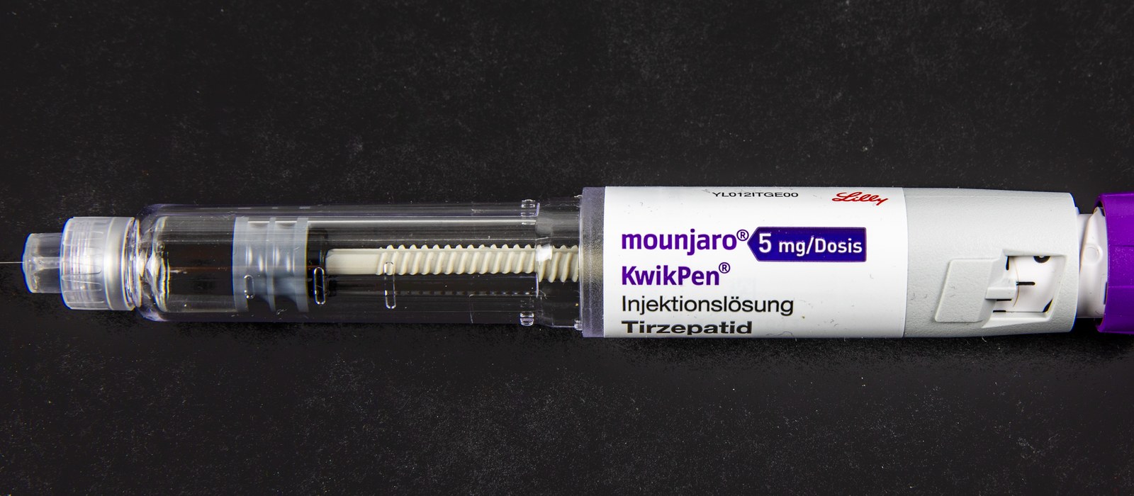 Stilou injector Mounjaro KwikPen cu tirzepatidă, doza de 5 mg, așezat pe un fundal negru