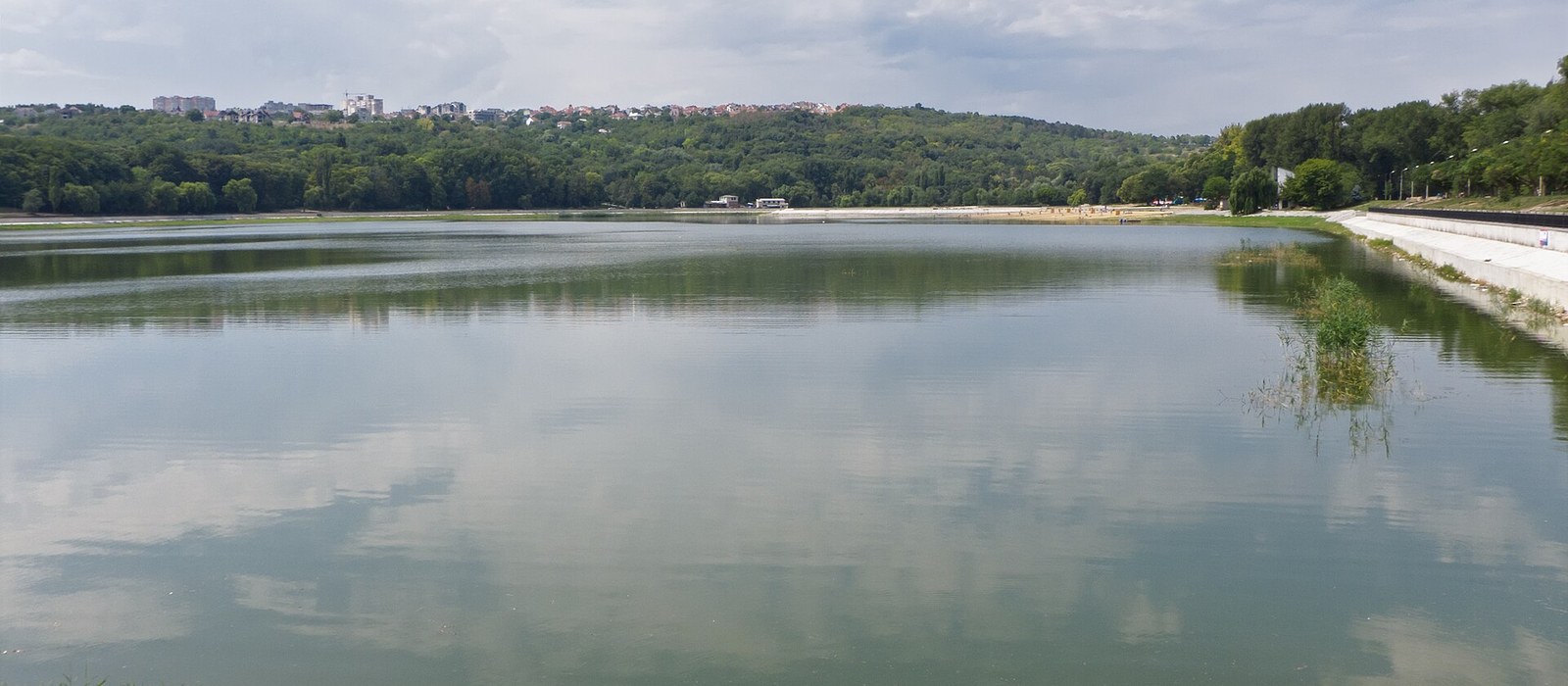 Lacul Valea Morilor din Chișinău, cu malurile parcului