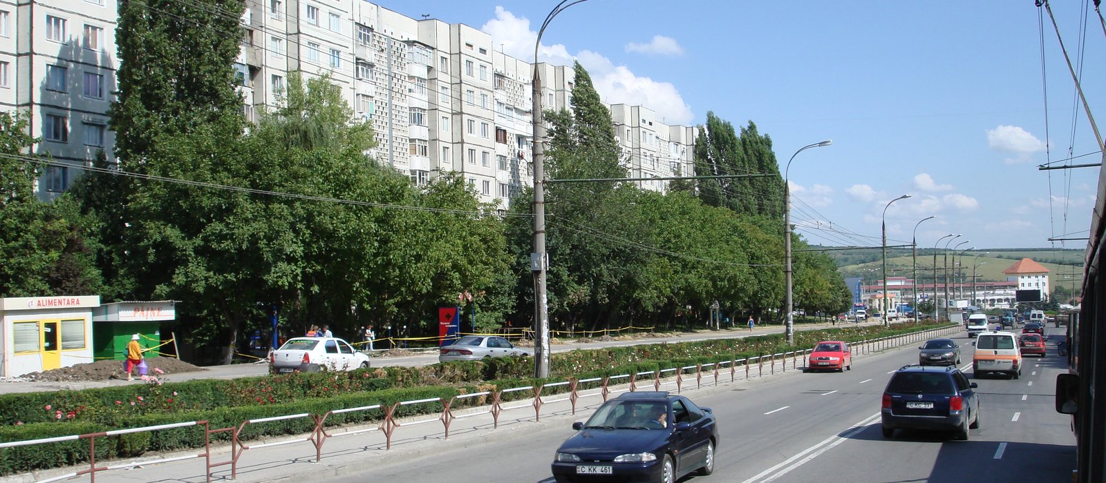 Bloc de locuințe cu mai multe etaje în spatele unei alei cu arbori, pe un bulevard din sectorul Ciocana, Chișinău
