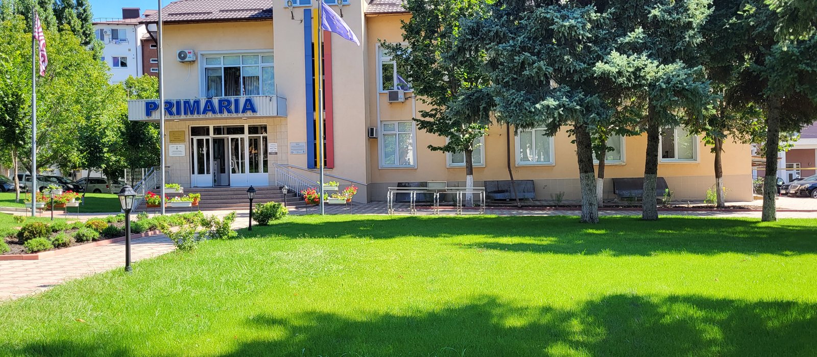 Clădirea primăriei orașului Ialoveni, cu intrarea și steagurile în fața ei