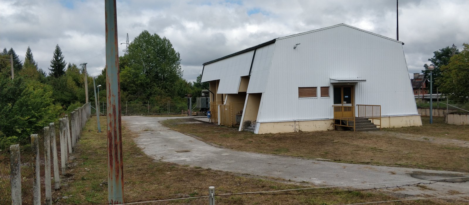 Stație electrică de transformare cu linii de înaltă tensiune și izolatoare, văzută de la nivelul solului