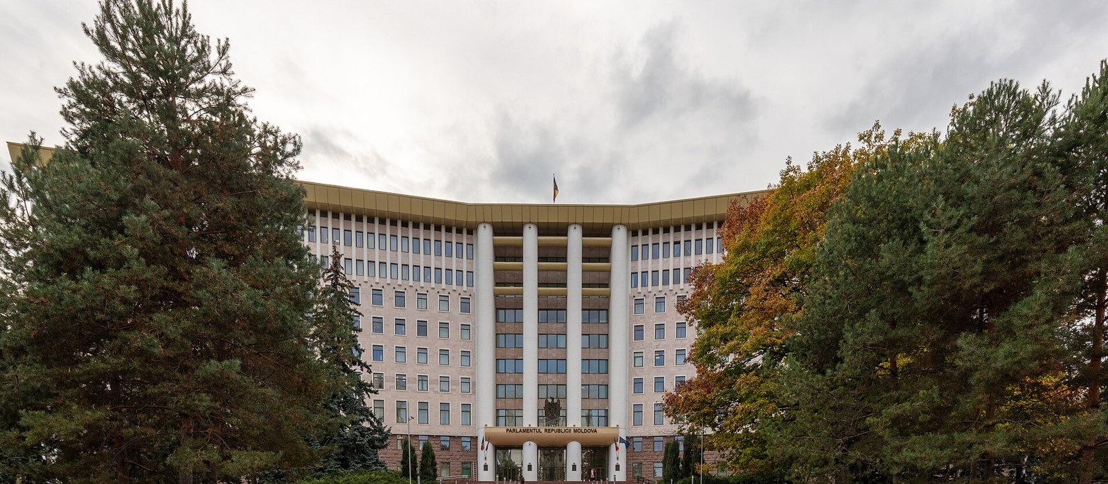 Clădirea Parlamentului Republicii Moldova la Chișinău, văzută din fața intrării principale