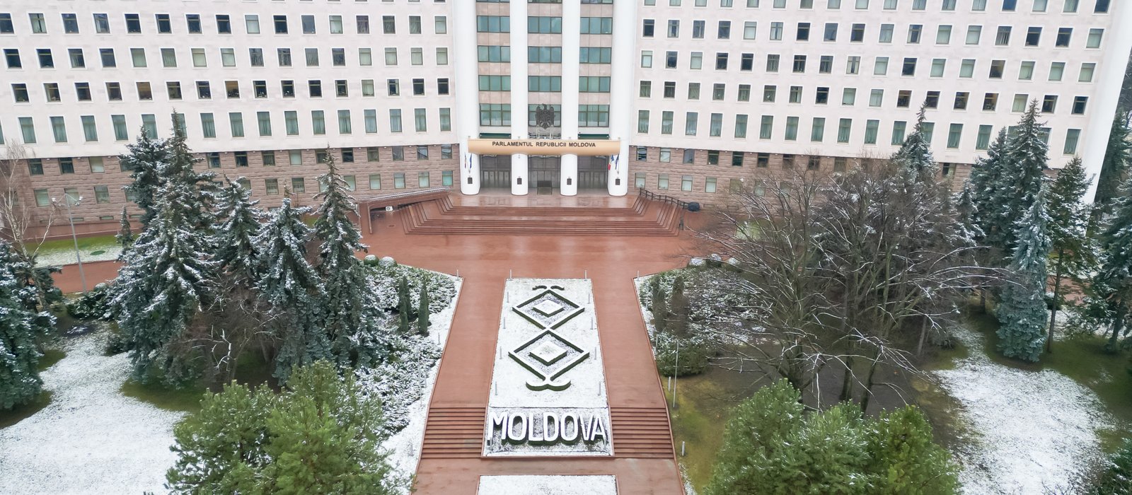 Clădirea Parlamentului Republicii Moldova văzută de sus, cu piața din față și orașul în fundal