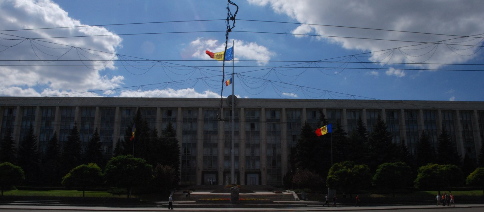 Fațada clădirii administrative din Piața Marii Adunări Naționale din Chișinău, cu drapele ale Republicii Moldova