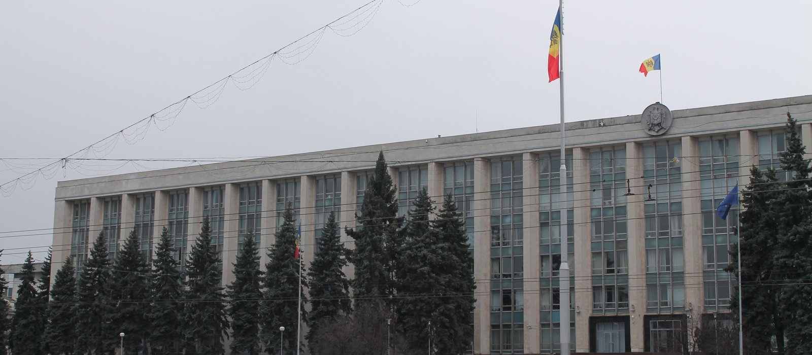 Casa Guvernului din Chișinău, clădire administrativă cu fațadă lungă, văzută dintr-o piață