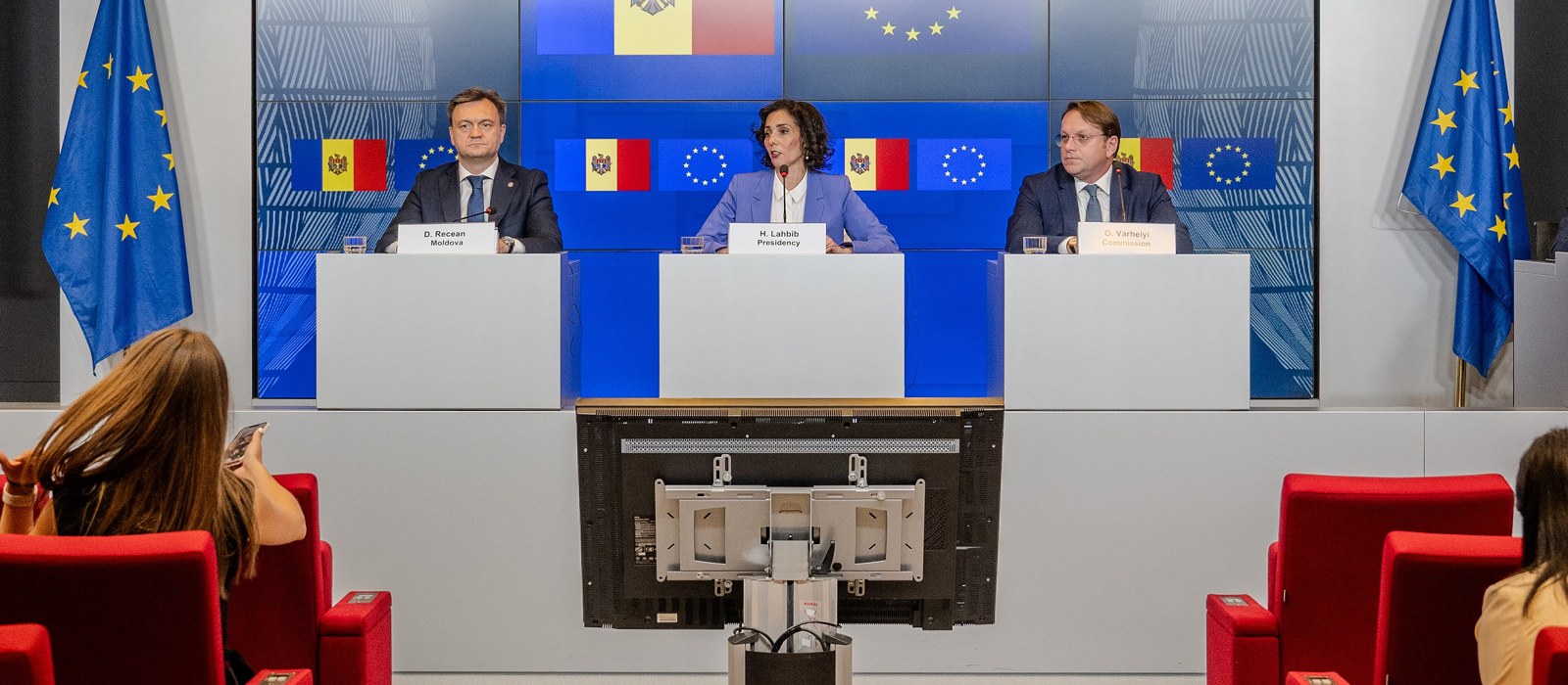Delegații la conferința interguvernamentală UE-Moldova, în sala centrului european de convenții din Bruxelles