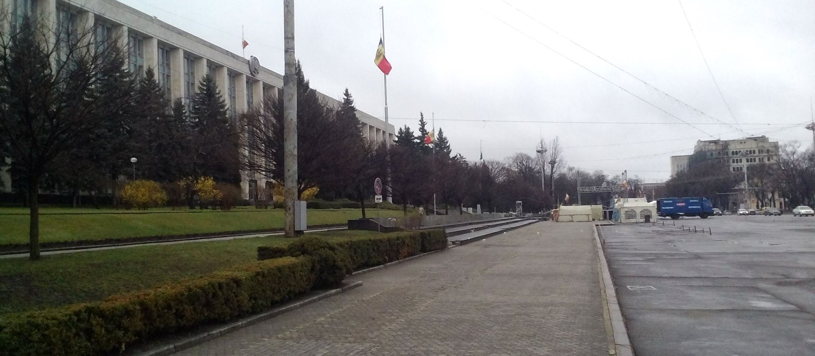 Clădirea Parlamentului Republicii Moldova din Chișinău, văzută din față