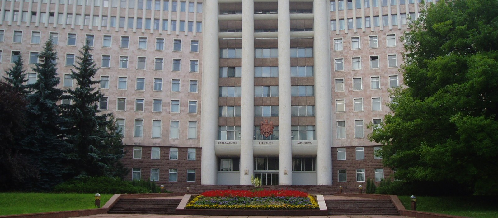 Fațada Parlamentului Republicii Moldova din Chișinău, cu scările de la intrare
