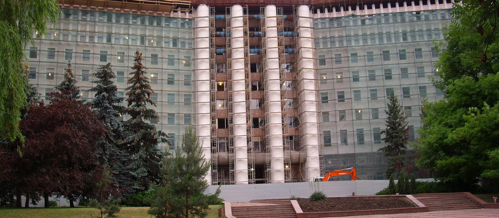 Fațada Parlamentului Republicii Moldova la Chișinău, cu coloanele din mijloc acoperite de schele
