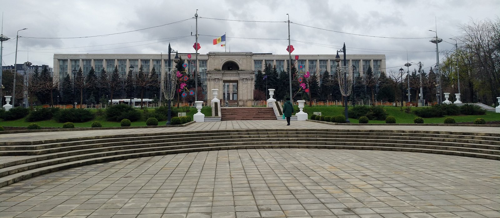 Clădirea Guvernului Republicii Moldova, văzută din piața Marii Adunări Naționale, cu Arcul de Triumf în față