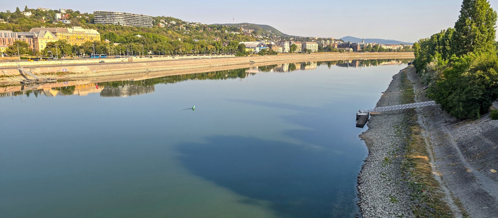 Dunărea cu apă mică, cu malul descoperit, la Budapesta în august 2026