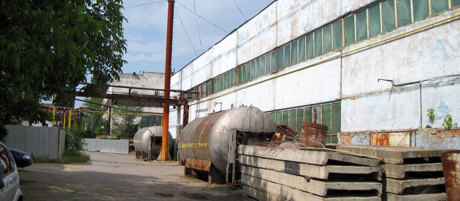 Clădirile industriale ale Uzinei de Frigidere din Chișinău, văzute dinspre sud, cu blocuri de locuințe în fundal