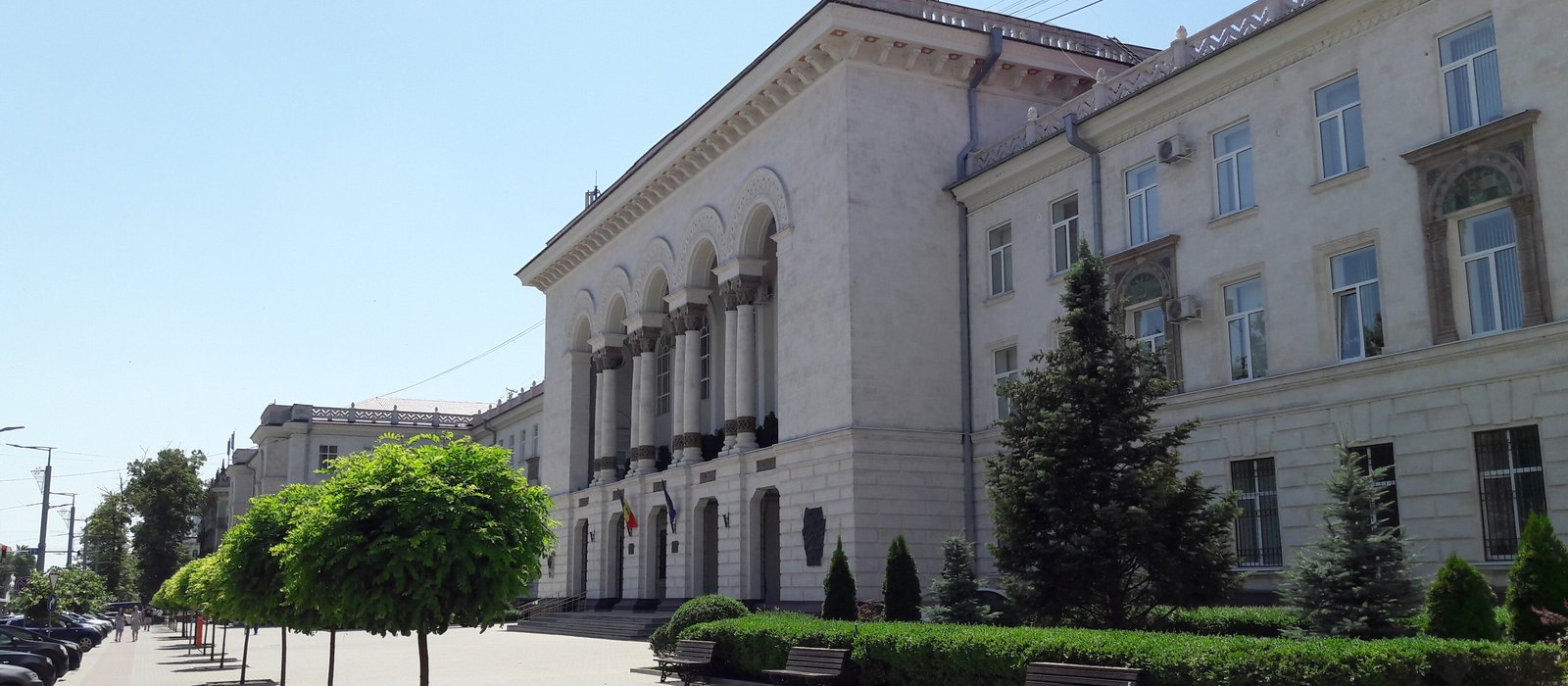 Clădirea Procuraturii Generale a Republicii Moldova la Chișinău, văzută din stradă