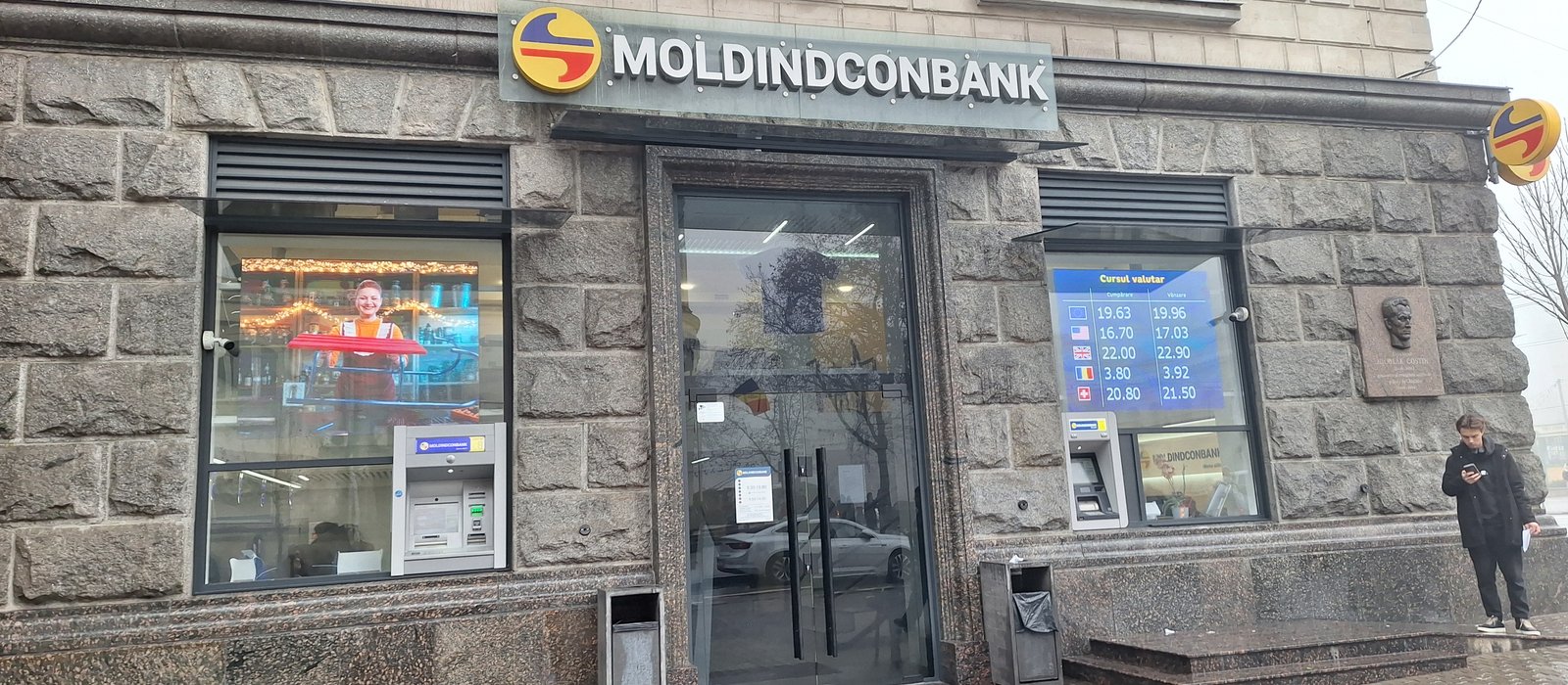 Filiala Moldindconbank din centrul Chișinăului, cu panoul cursului valutar afișat în vitrină