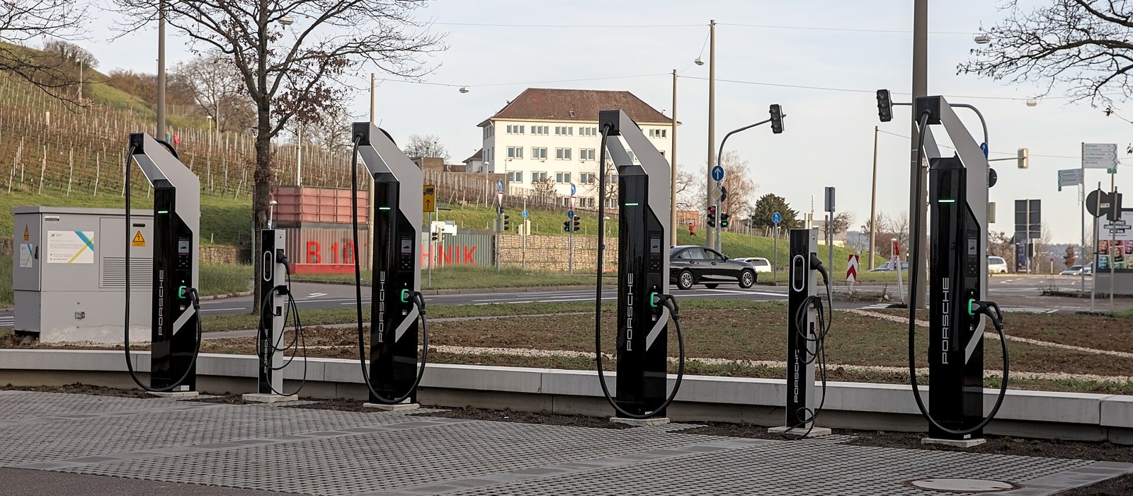 Rând de stații de încărcare pentru mașini electrice pe o stradă din Stuttgart
