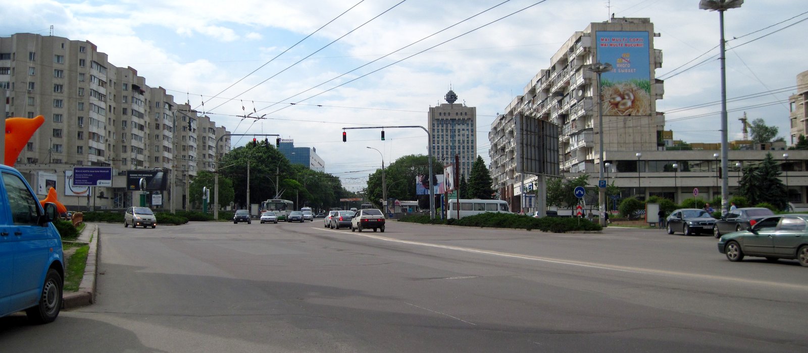 Intersecție din Chișinău, la începutul bulevardului Ștefan cel Mare, cu blocuri de locuințe și mașini în trafic