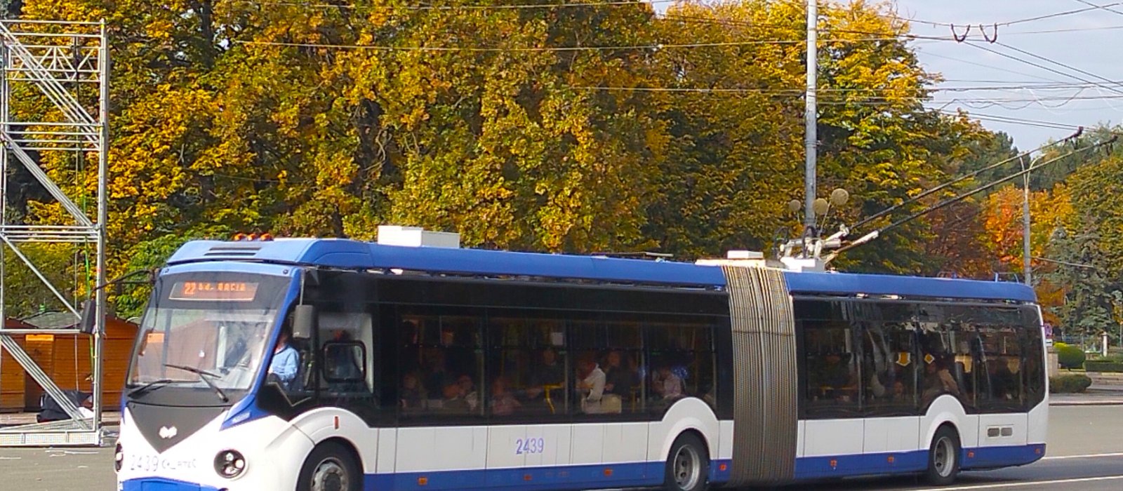 Troleibuz articulat pe bulevardul Ștefan cel Mare și Sfânt din Chișinău, într-o zi de toamnă