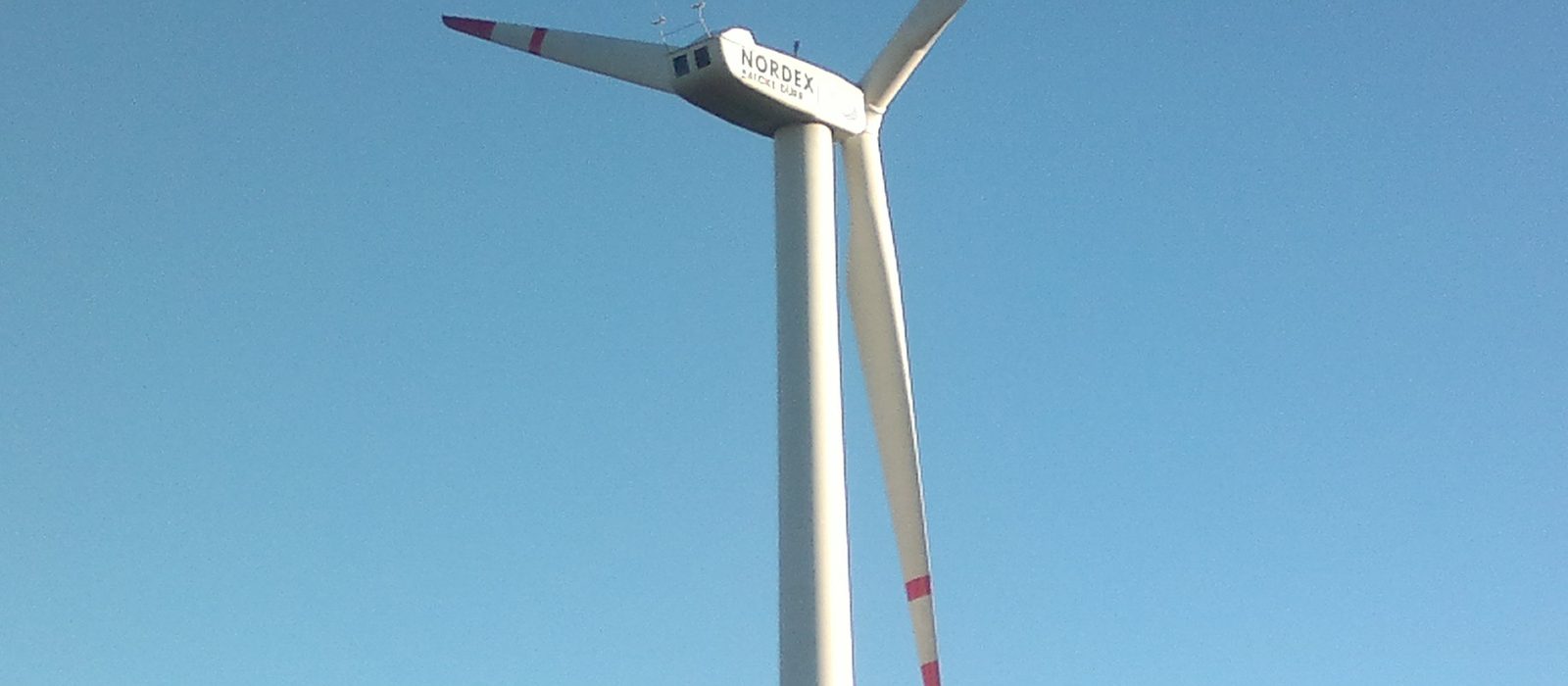 Turbină eoliană Nordex pe cerul senin, la parcul eolian de la Brătușeni, raionul Edineț