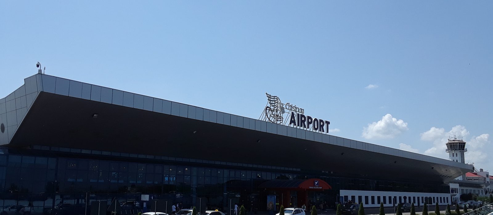 Terminalul aeroportului Chișinău, cu pista și clădirea principală văzute de sus